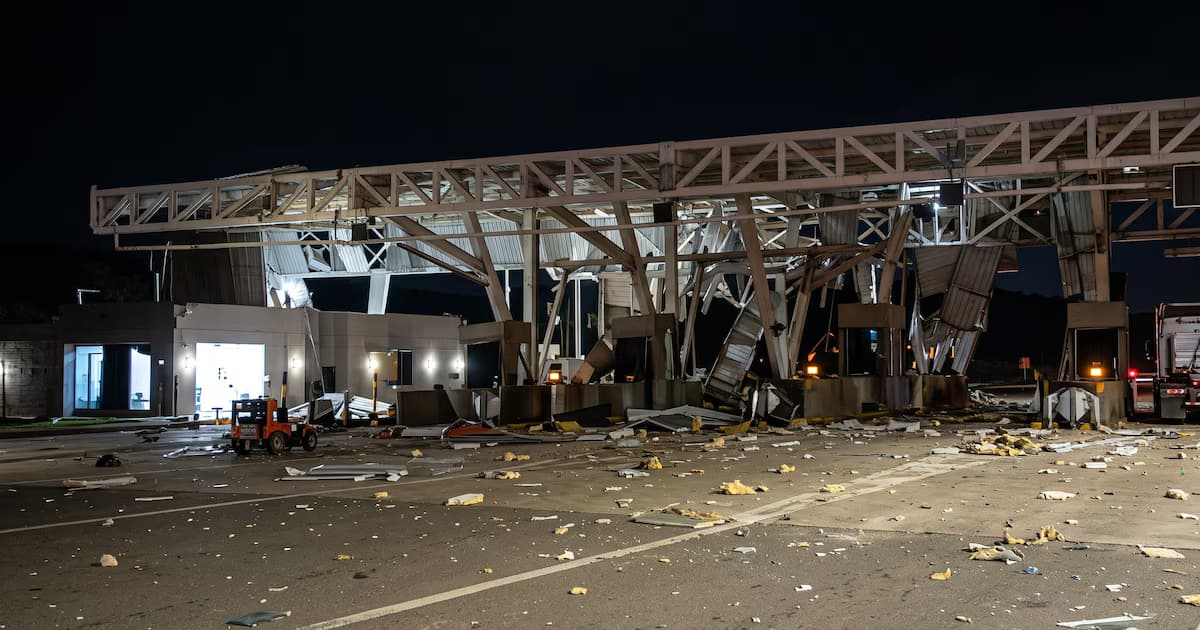 Estructura destruida y escombros sobre la calzada del peaje San Pedro tras la explosión