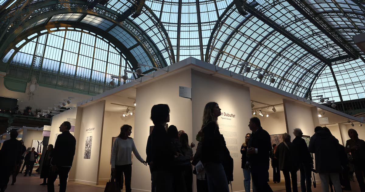 Visitantes recorren los estands de Art Basel Paris bajo la cúpula de cristal del Grand Palais