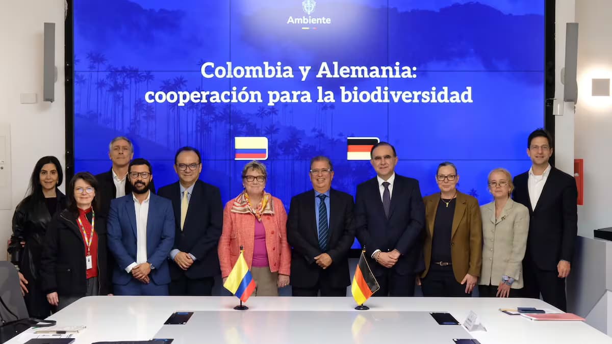 Funcionarios de Colombia y Alemania posan junto a las banderas de ambos países en la firma del acuerdo de cooperación para la biodiversidad