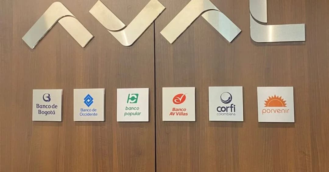 Logotipo de Grupo Aval y de sus filiales, entre ellas Corficolombiana, en una sede del conglomerado