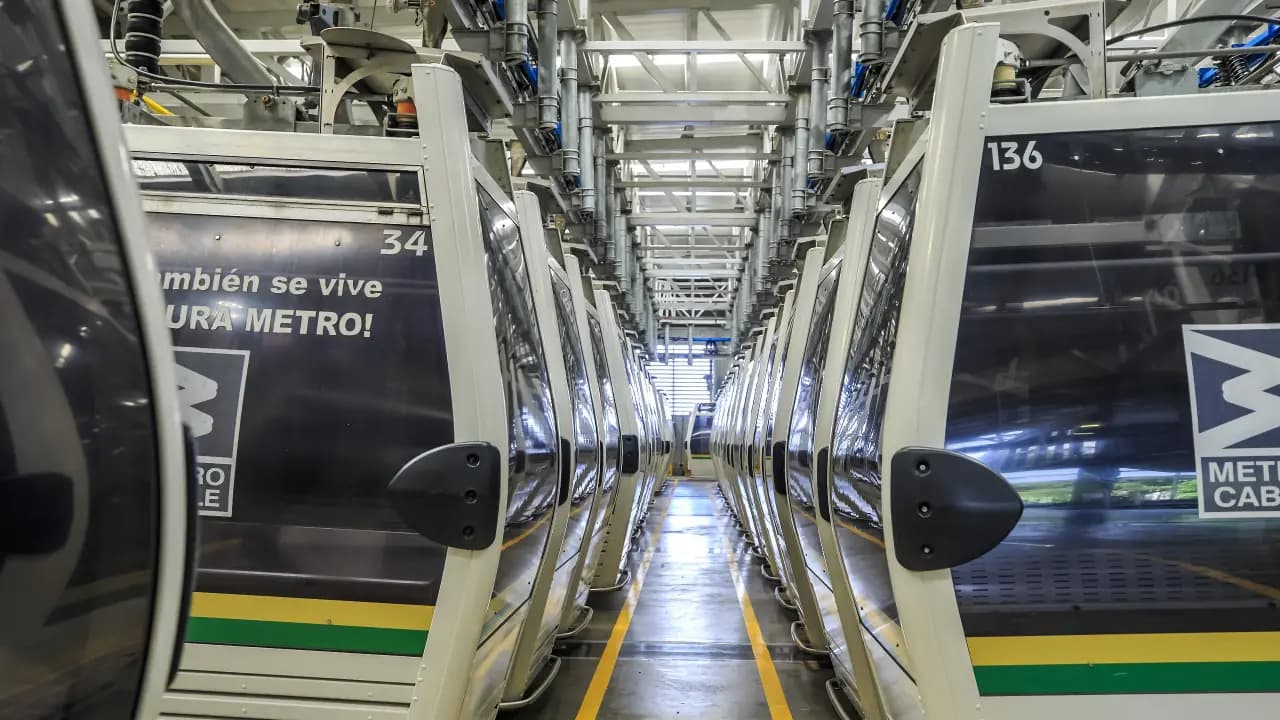 Cabinas del Metrocable de Medellín alineadas en una estación de mantenimiento