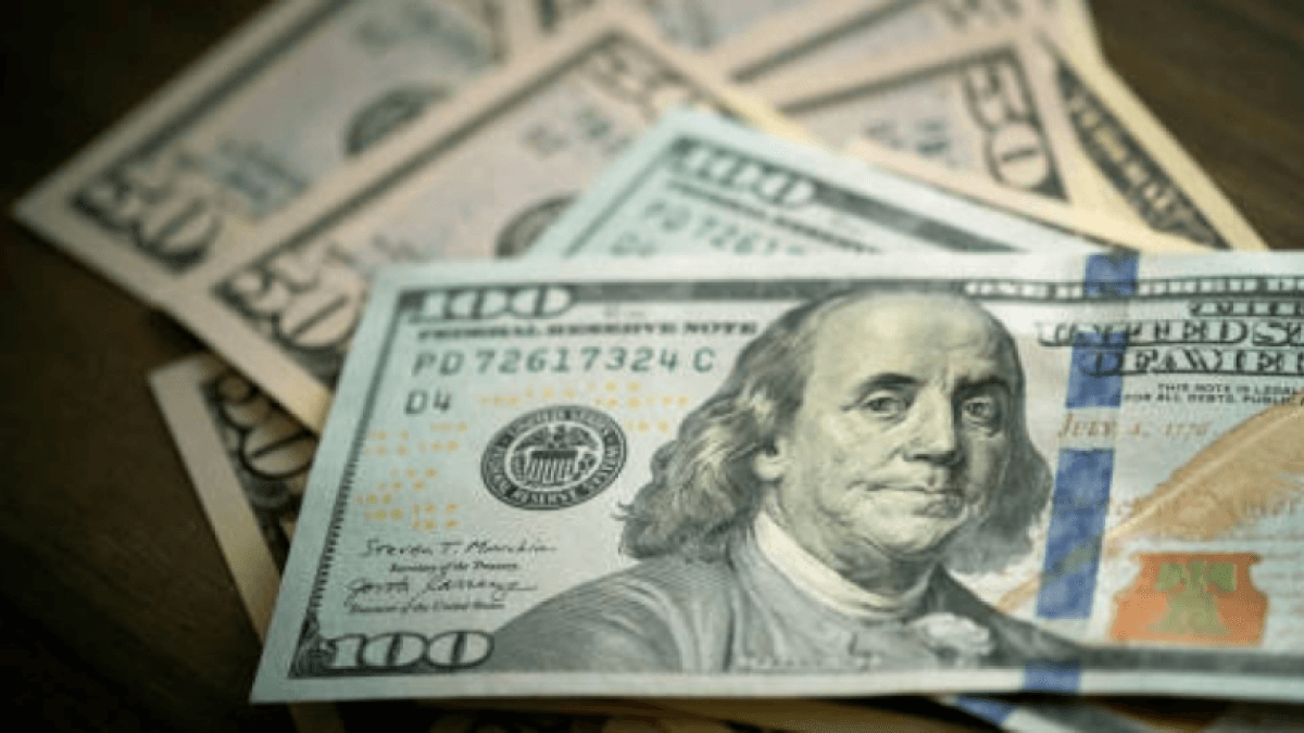 Billetes de dólar y peso colombiano