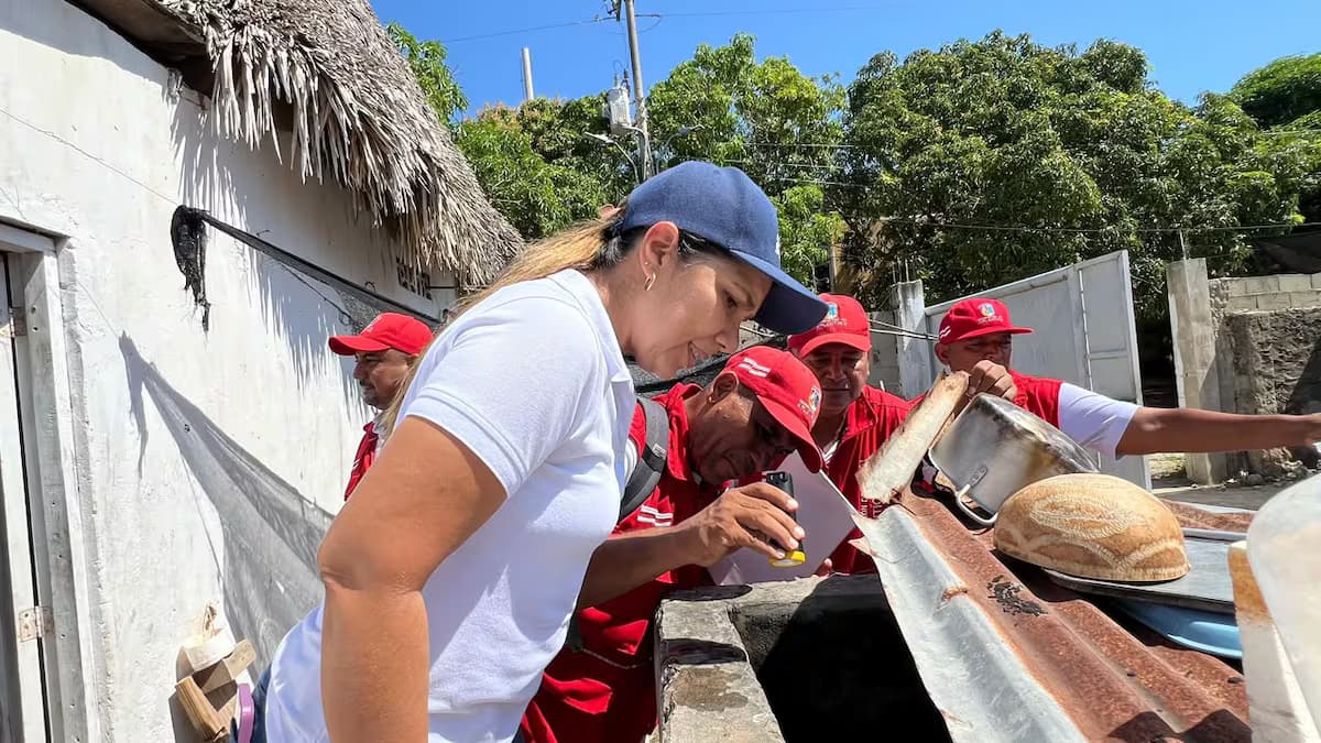 Funcionarios de salud del Atlántico inspeccionan un tanque de agua en busca de criaderos del mosquito del dengue