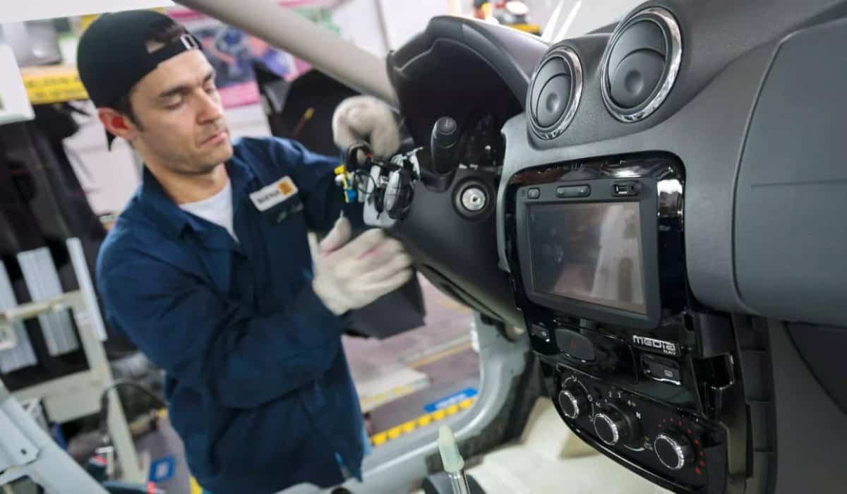 Un operario de Renault-Sofasa instala piezas en el tablero de un vehículo en la línea de ensamble