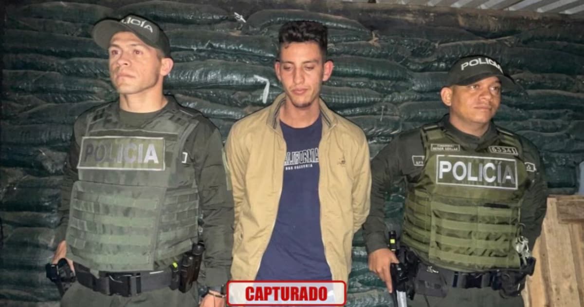Dairo Ferizzola Rojas, alias Firu, custodiado por dos policías tras su captura en Ocaña