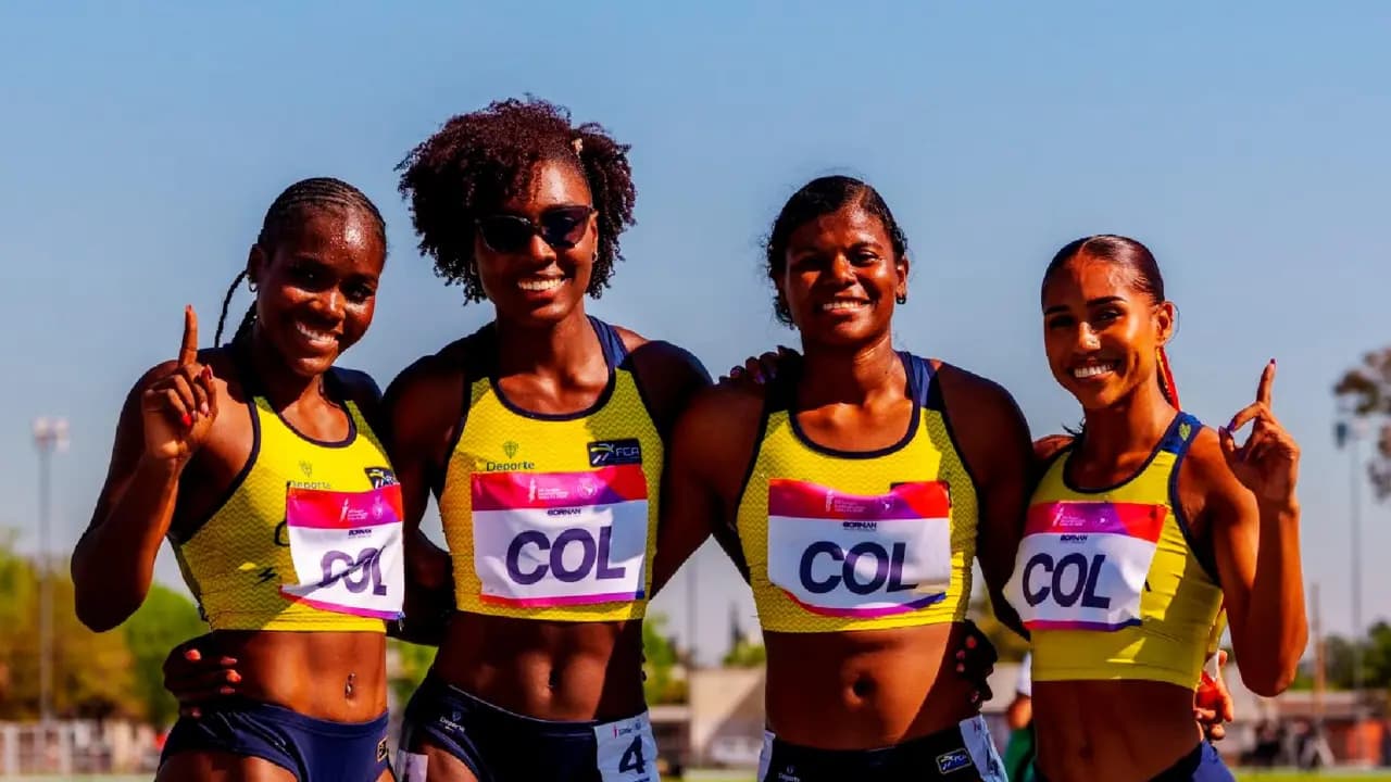 Atletas colombianas celebran tras una prueba de relevos en los Juegos Suramericanos