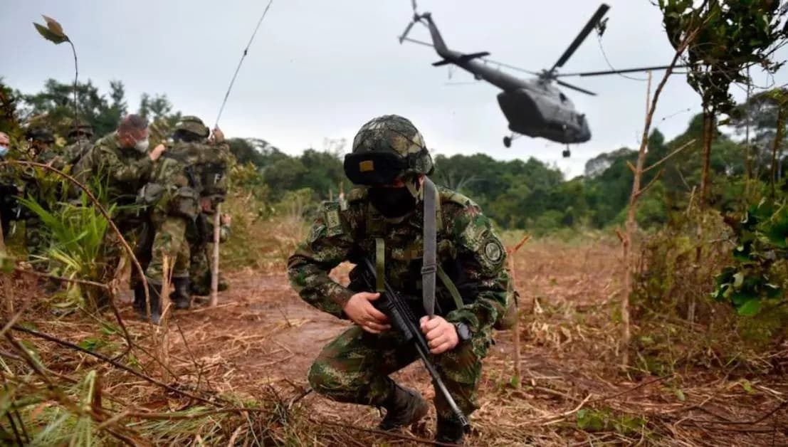 Soldados del Ejército en una operación en zona rural mientras despega un helicóptero militar