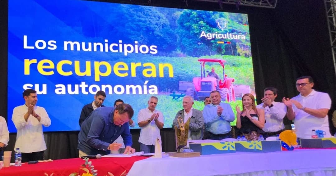 El ministro de Agricultura, Indalecio Dangond, firma la derogatoria de las APPA en Fredonia, Antioquia