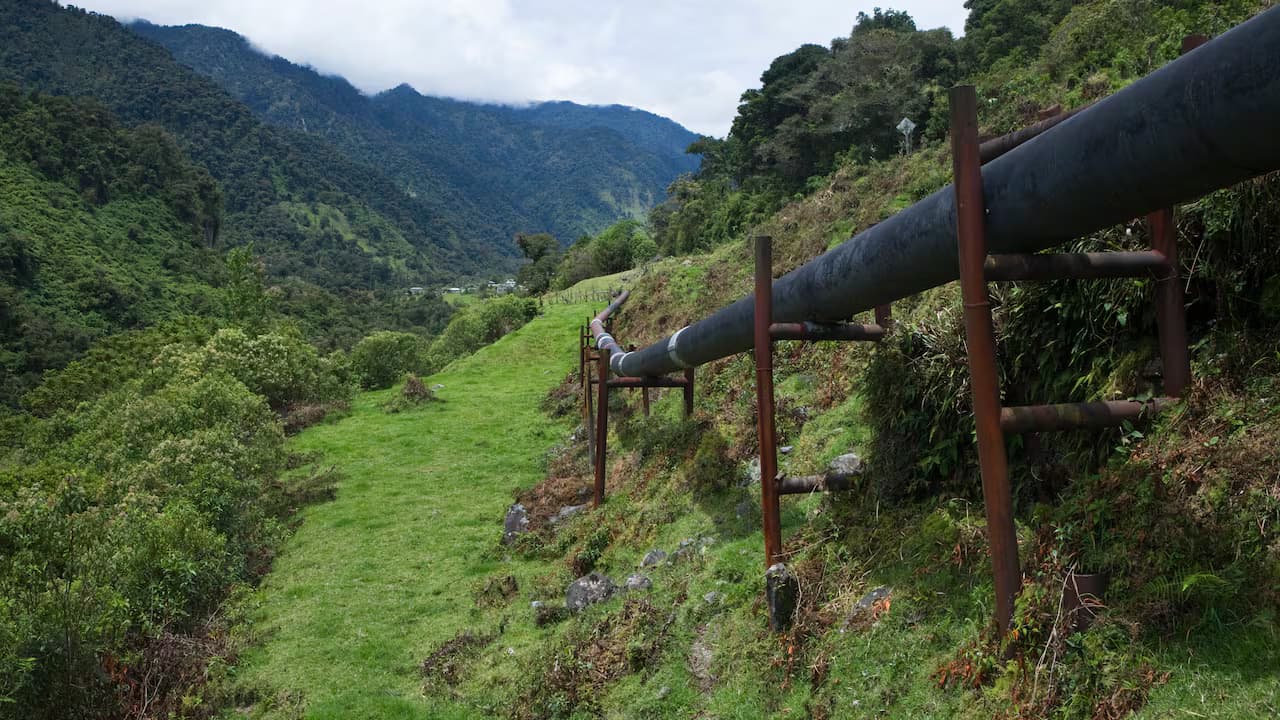 Tramo de oleoducto sobre soportes metálicos en una ladera andina de Ecuador