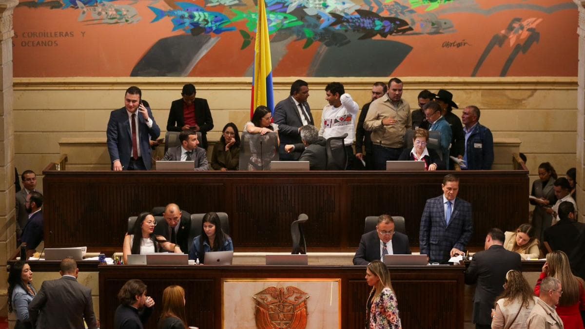 Vista general del recinto del Congreso de la República con congresistas de pie y sentados en sus curules