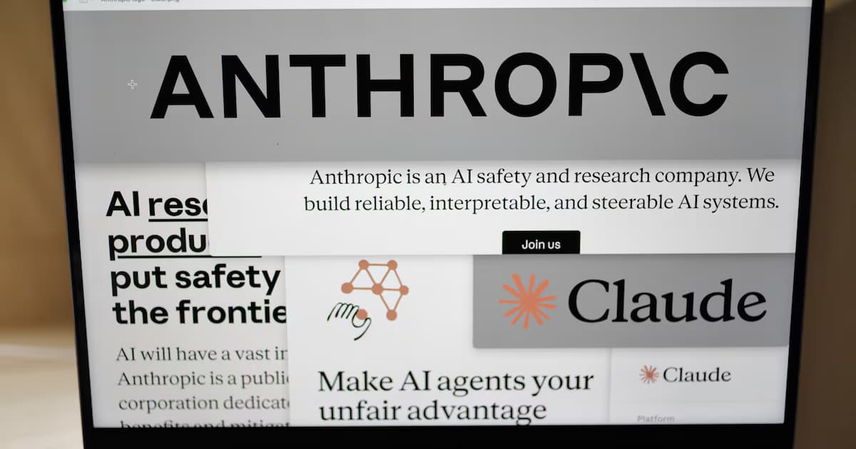 Pantalla de computador con el sitio web de Anthropic y su asistente Claude