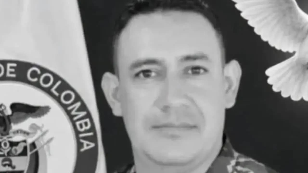 Retrato del sargento segundo Héctor Hernando Lozano Burgos junto a la bandera de Colombia