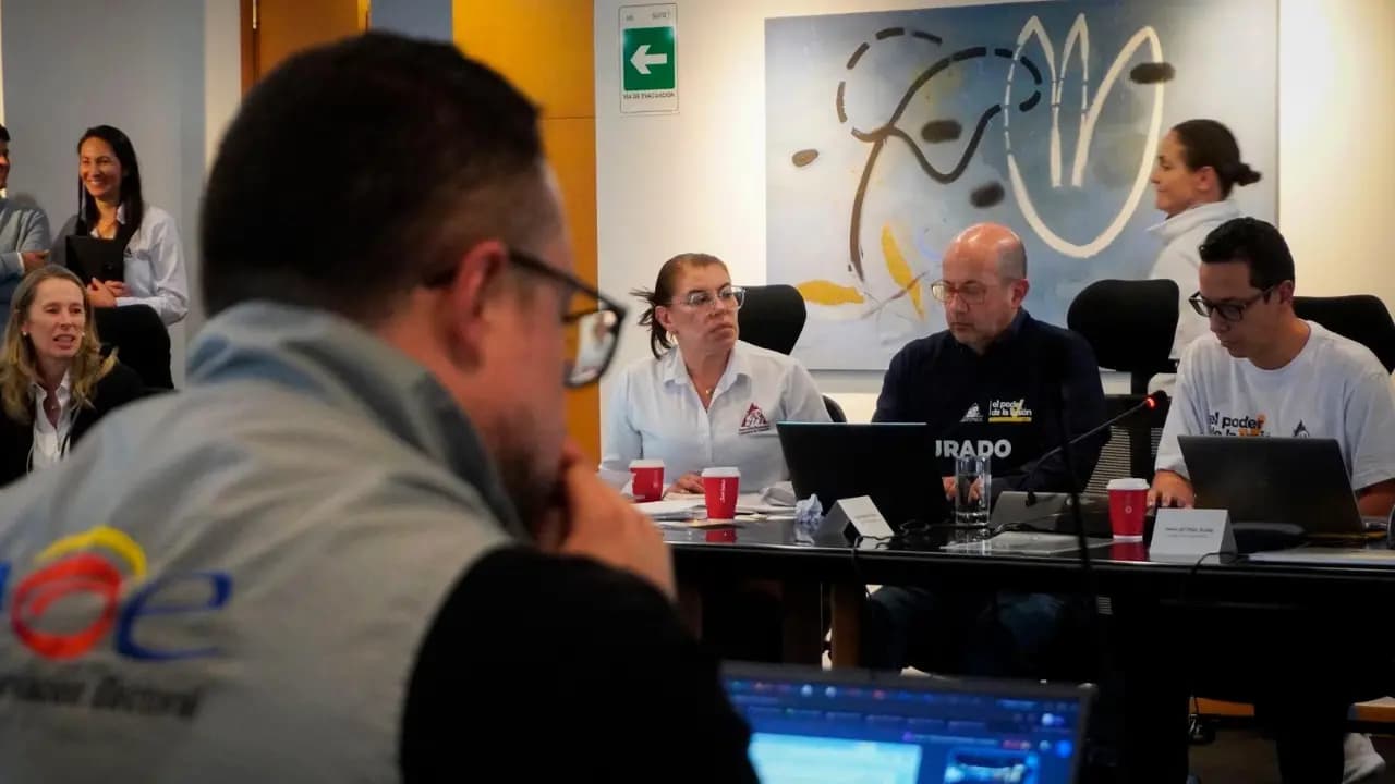 Jurados y observadores durante la jornada de votación de las elecciones cafeteras