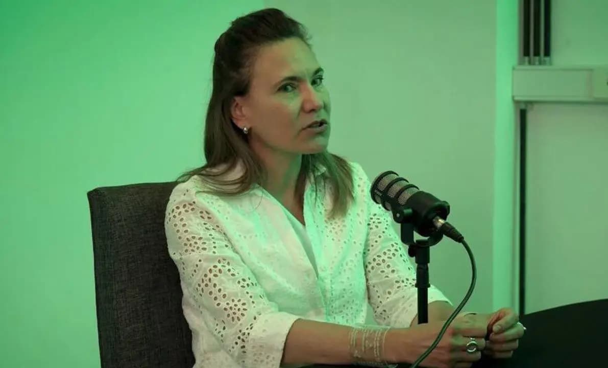 Zulma Guzmán habla frente a un micrófono durante una entrevista