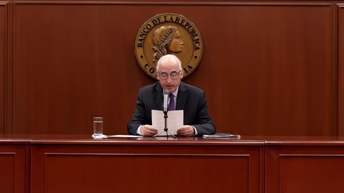 El gerente del Banco de la República, Leonardo Villar, lee la decisión de la junta directiva ante el escudo del emisor
