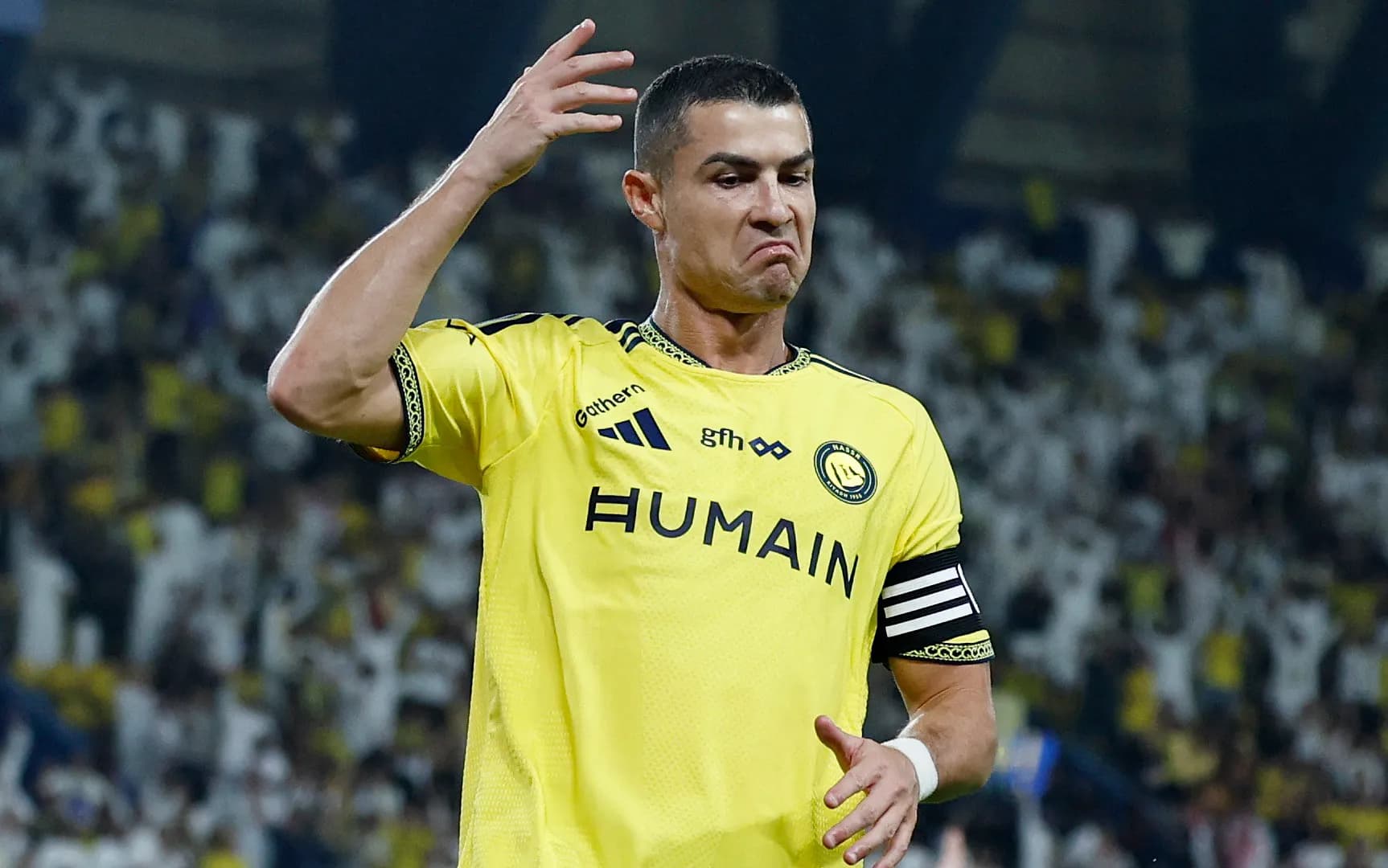 Cristiano Ronaldo, con la camiseta amarilla y el brazalete de capitán del Al Nassr, durante el partido ante el Diriyah