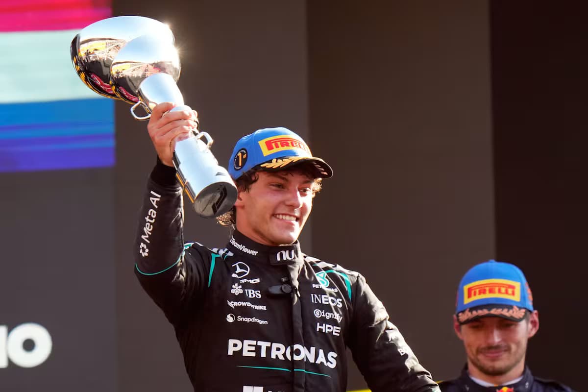 Andrea Kimi Antonelli celebra la victoria en el Gran Premio de Italia en Monza
