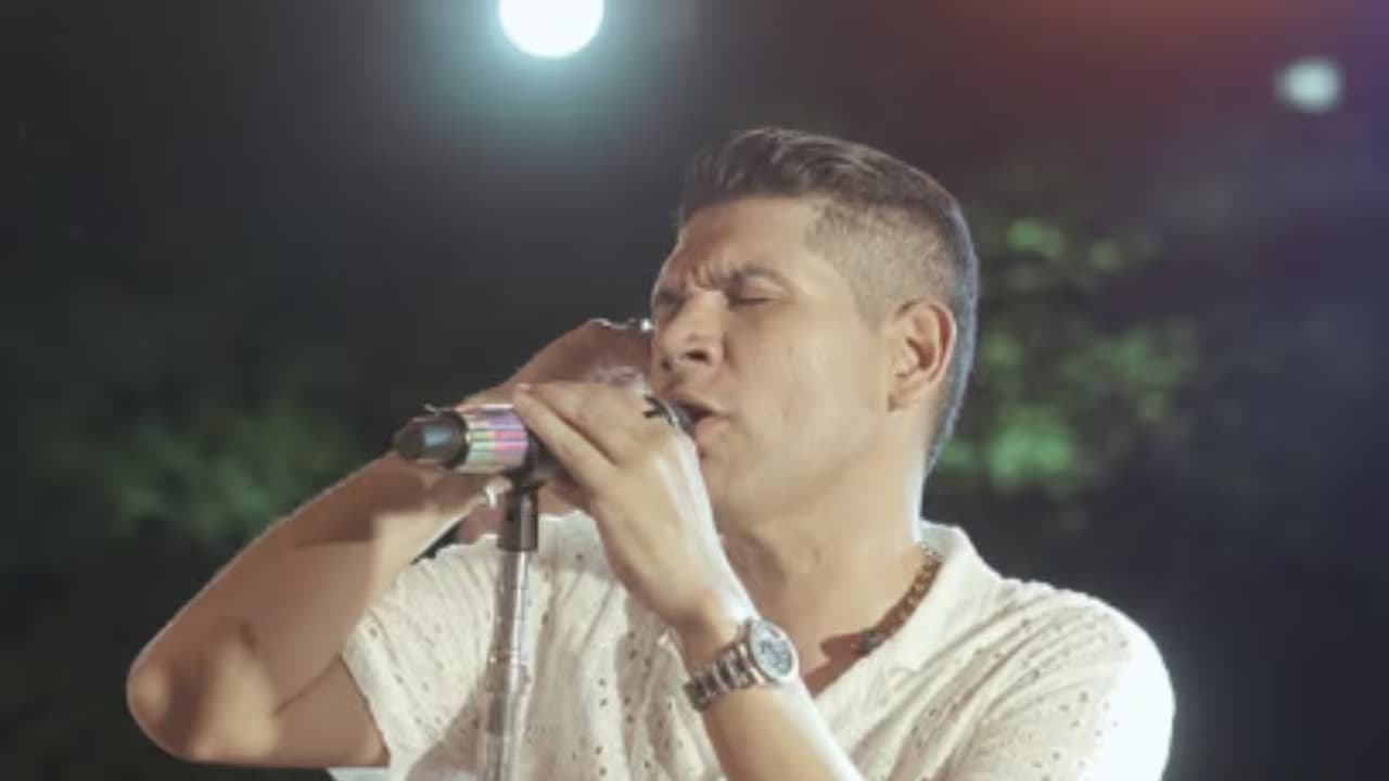 El cantante vallenato Kbeto Zuleta durante una presentación