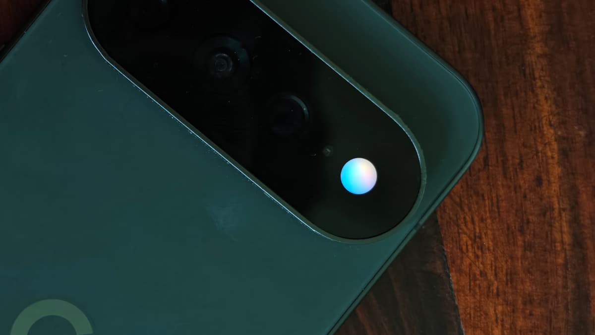 Detalle de la parte trasera de un teléfono Google Pixel 11 verde con una luz encendida junto a las cámaras