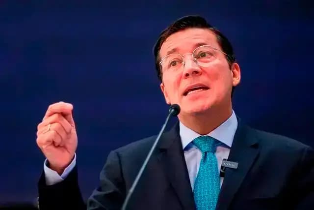 El registrador nacional Hernán Penagos habla ante un micrófono