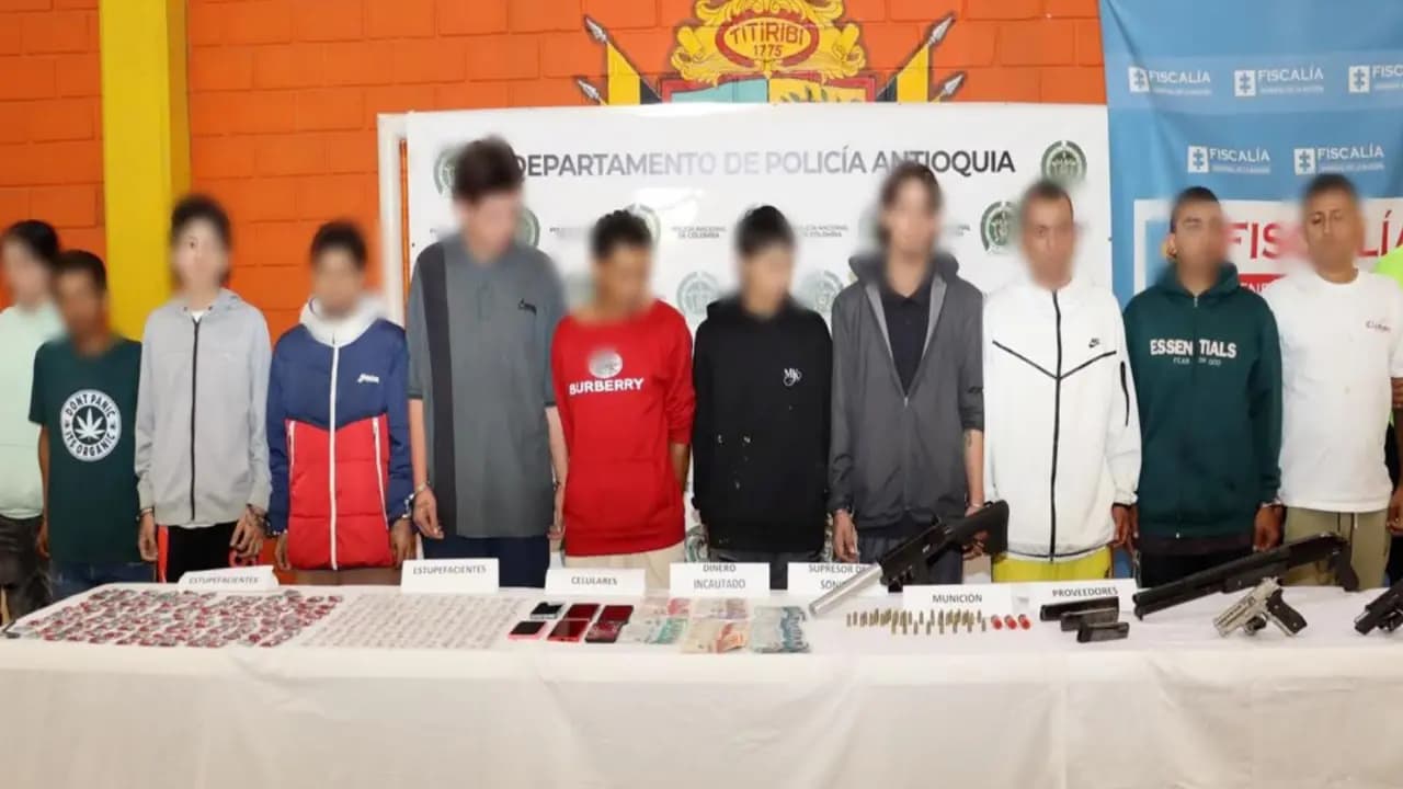 Capturados en el operativo contra bandas del Suroeste y el Occidente de Antioquia, con armas, dinero y droga incautados, en Titiribí.