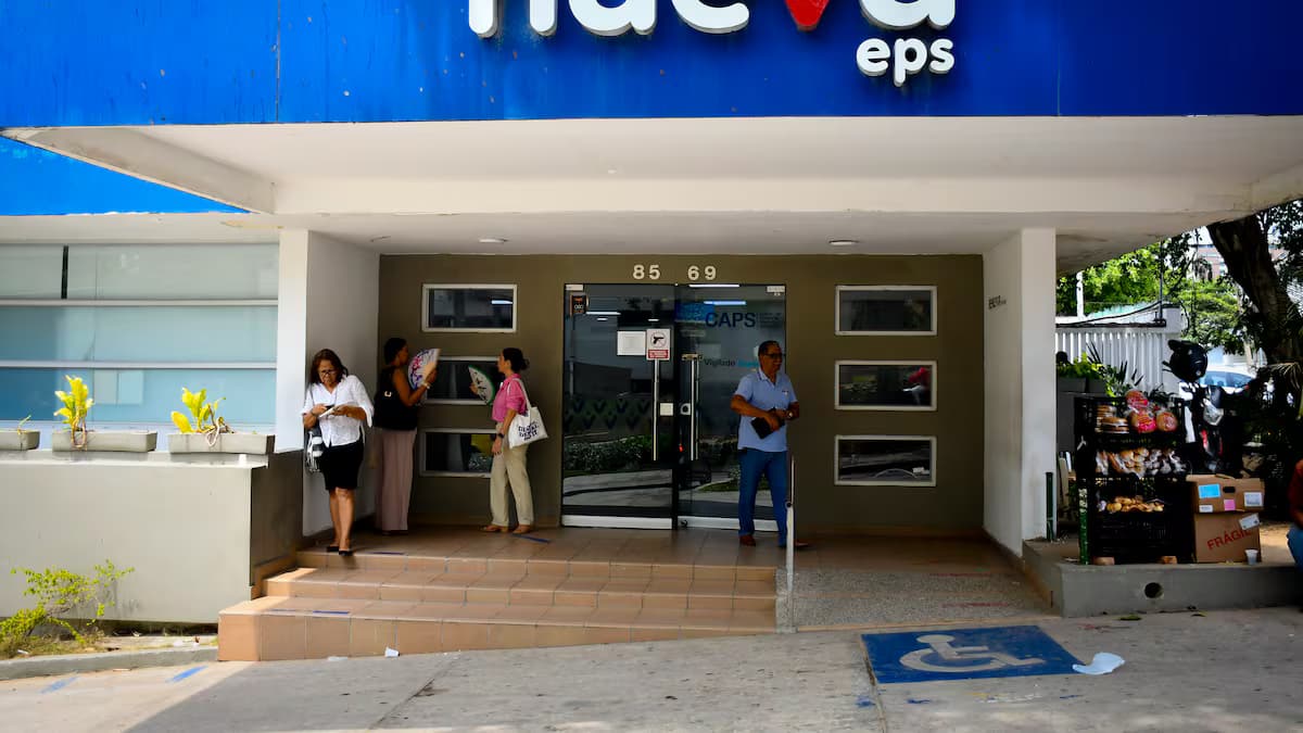 Usuarios en la entrada de una sede de la Nueva EPS