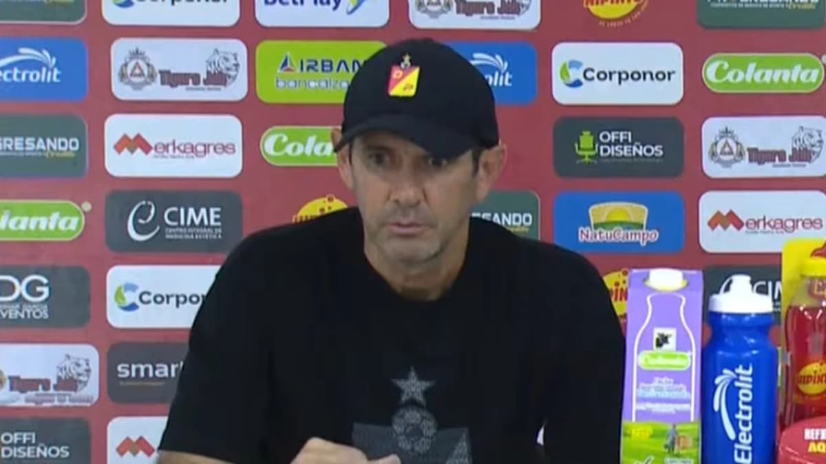 Arturo Reyes, con gorra del Deportivo Pereira, en una rueda de prensa