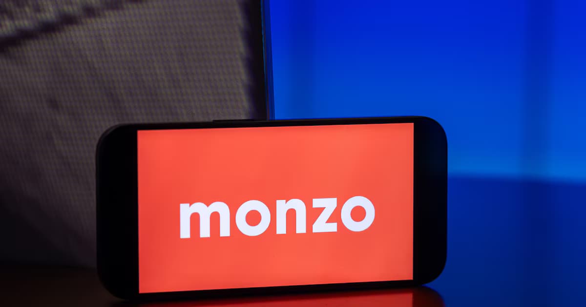 Logo de Monzo en la pantalla de un teléfono móvil
