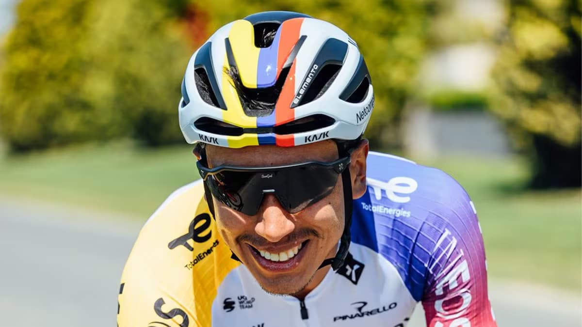 Egan Bernal sonríe con casco y uniforme del equipo Netcompany Ineos
