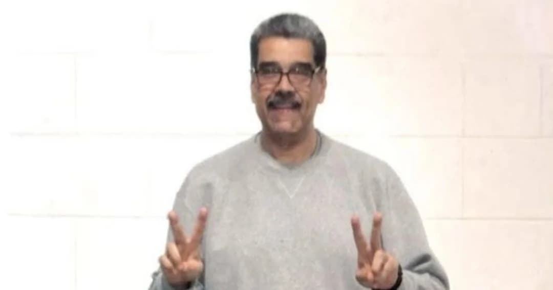 Nicolás Maduro, con sudadera gris, hace la señal de la victoria con ambas manos