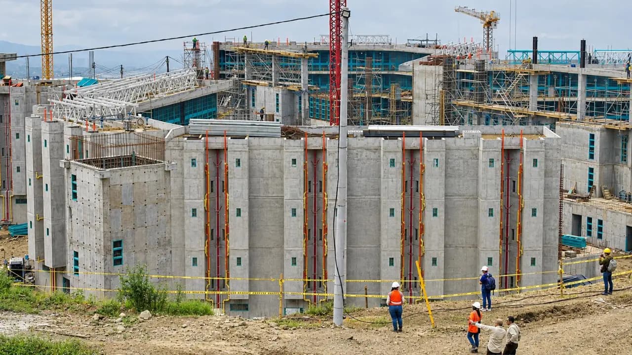 Obras de la Megacárcel Metropolitana de Medellín, con pabellones de concreto y grúas, en el corregimiento de San Cristóbal