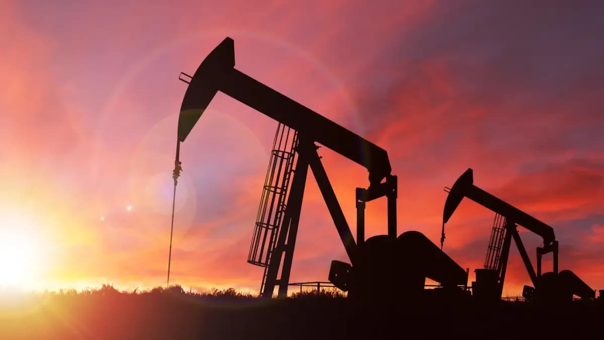 Balancines de extracción de petróleo al atardecer