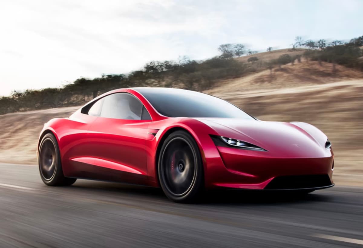 El prototipo rojo del Tesla Roadster presentado en 2017, en marcha por una carretera