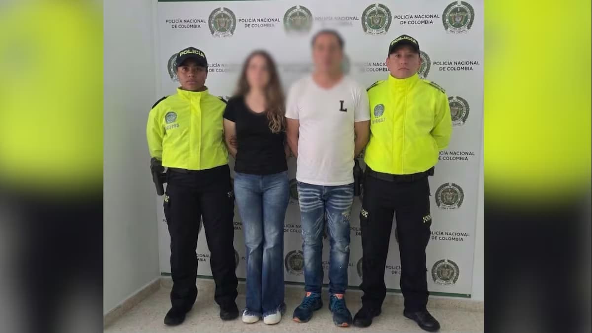 Los dos capturados, con el rostro difuminado, custodiados por dos uniformados de la Policía Nacional
