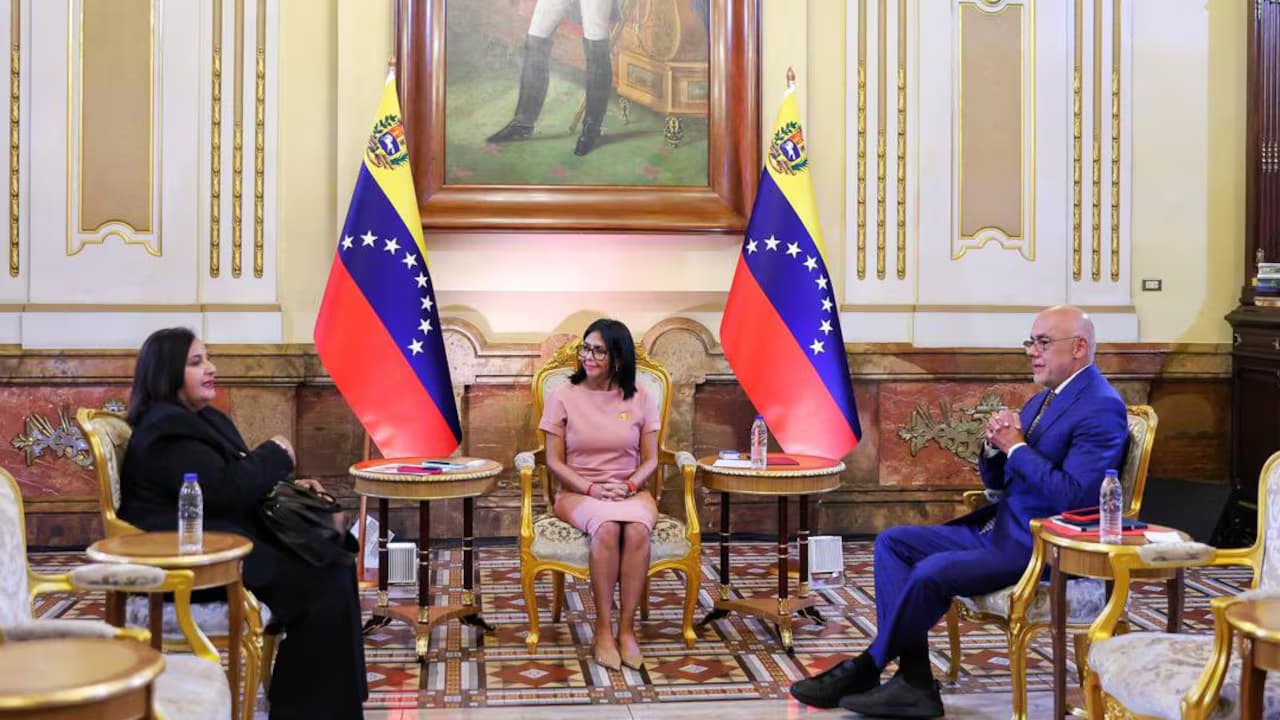Dinorah Figuera, Delcy Rodríguez y Jorge Rodríguez reunidos en un salón del Palacio de Miraflores