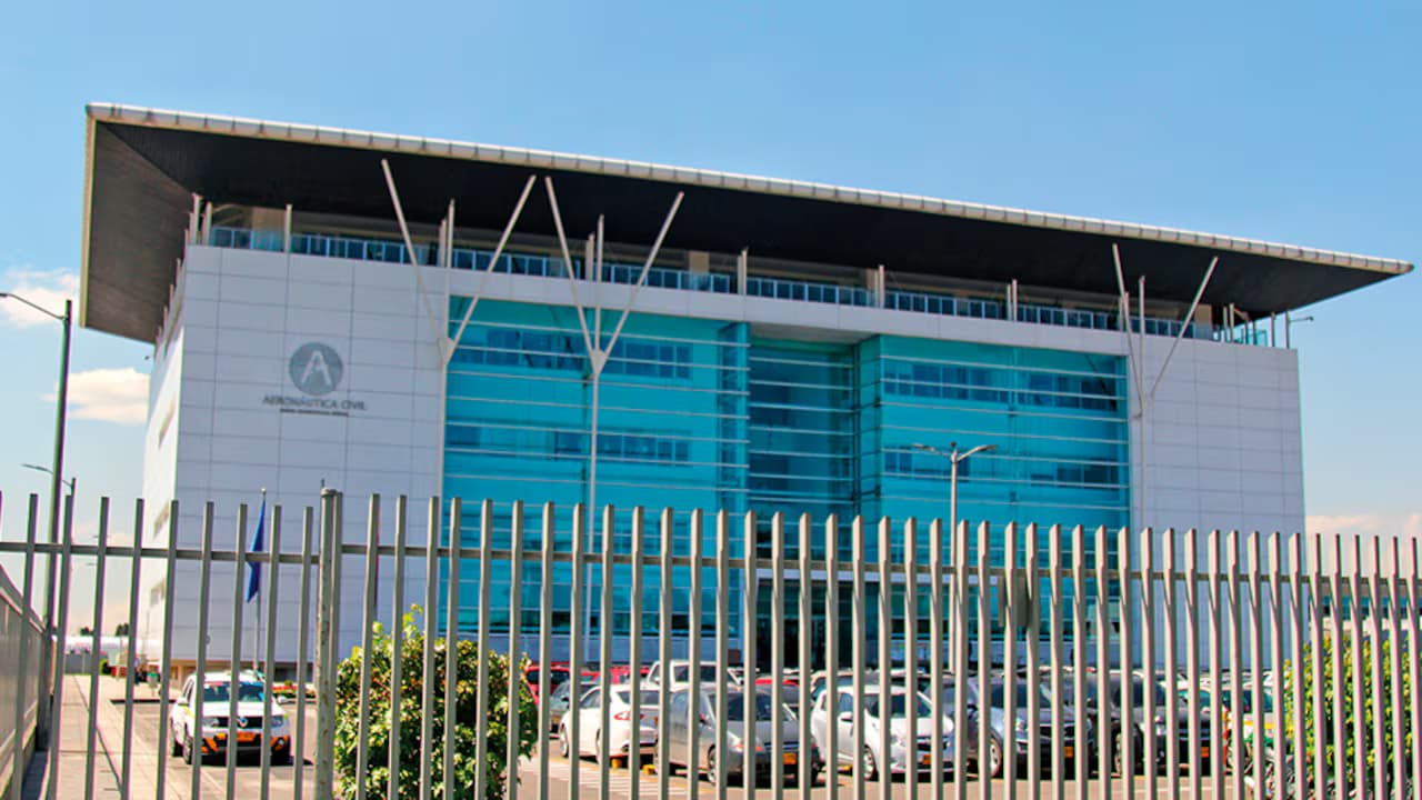 Sede de la Aeronáutica Civil en Bogotá, vista desde la reja exterior