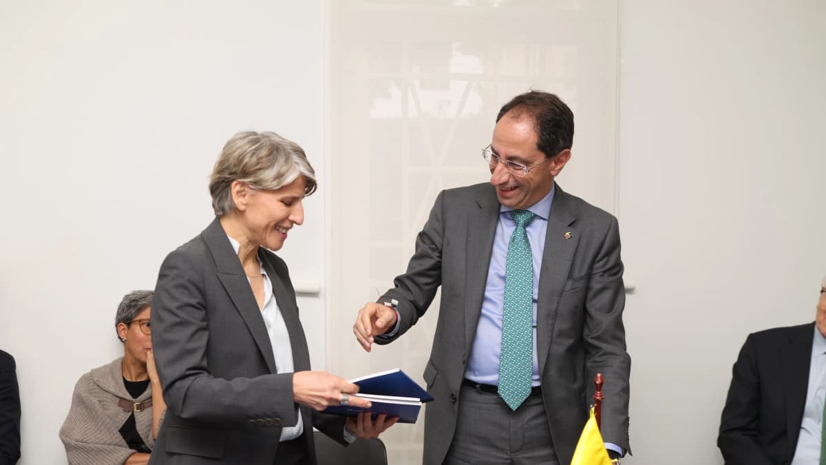 Marcela Meléndez, directora de Fedesarrollo, entrega los documentos al vicepresidente José Manuel Restrepo