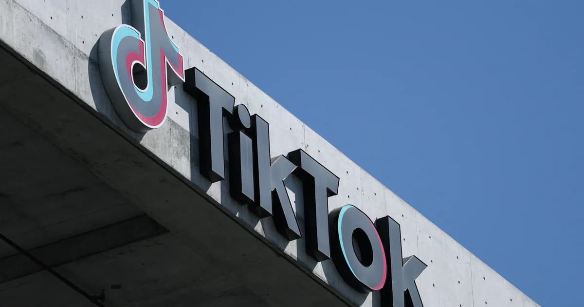 Letrero de TikTok en la fachada de un edificio