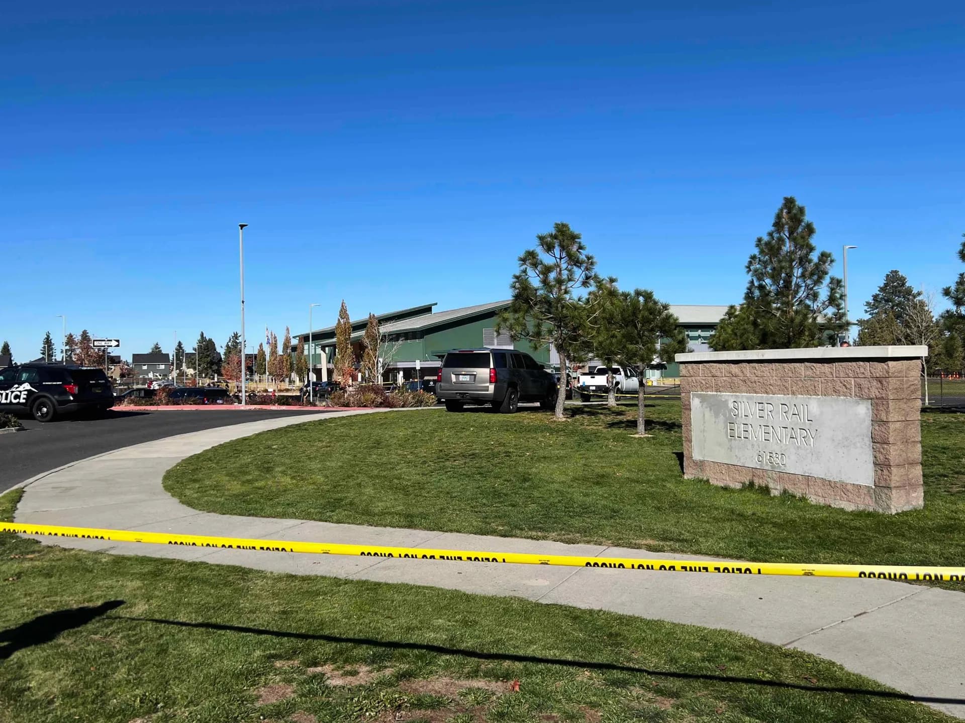 Cinta policial frente a la entrada de la escuela primaria Silver Rail, en Bend, Oregón