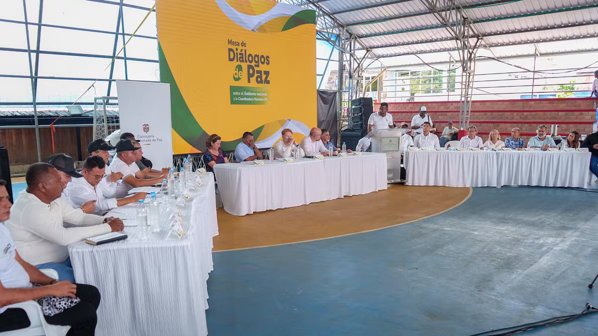 Mesa de diálogos de paz entre el Gobierno nacional y la Coordinadora Nacional Ejército Bolivariano durante el gobierno anterior