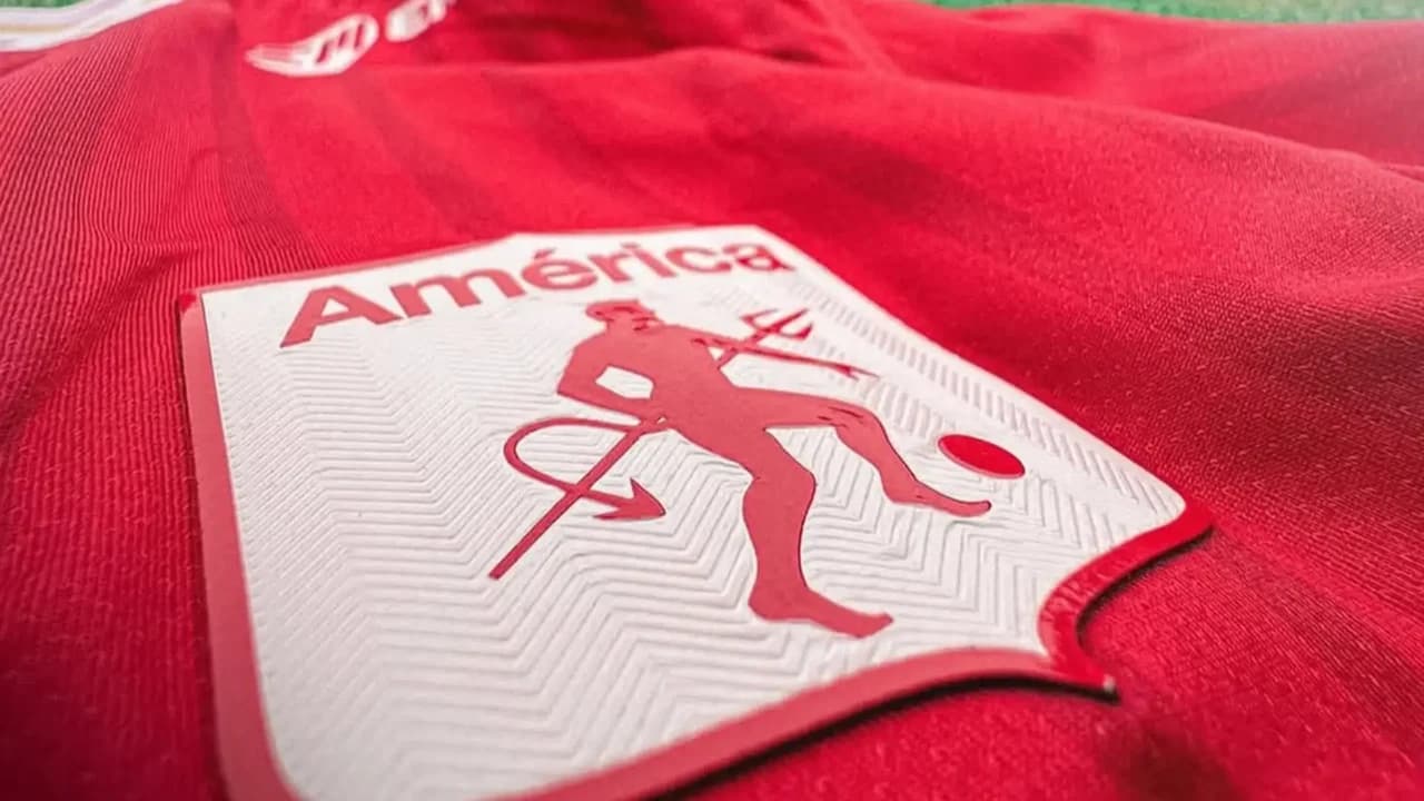 Primer plano del escudo del América de Cali bordado en la camiseta del equipo
