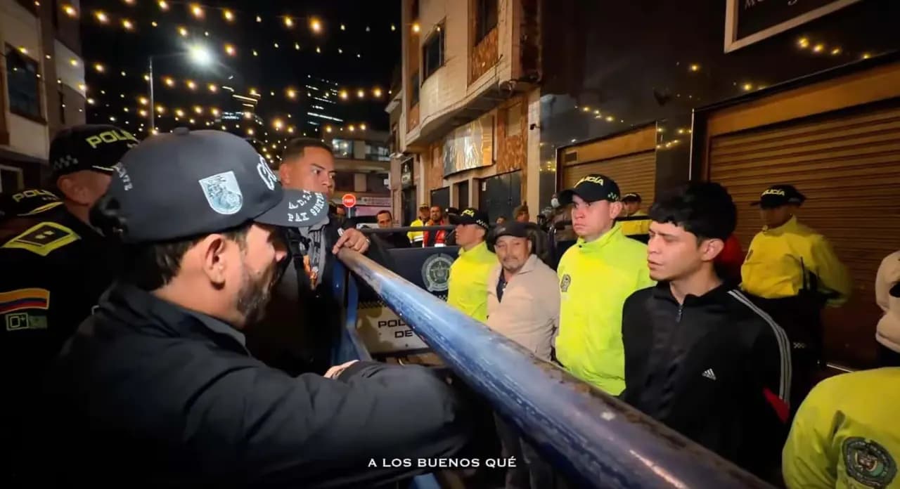 El presidente Abelardo de la Espriella frente a capturados durante la Operación Kratos en el barrio Santa Fe de Bogotá