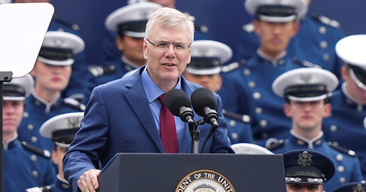 Troy Meink, secretario de la Fuerza Aérea de Estados Unidos, durante un discurso