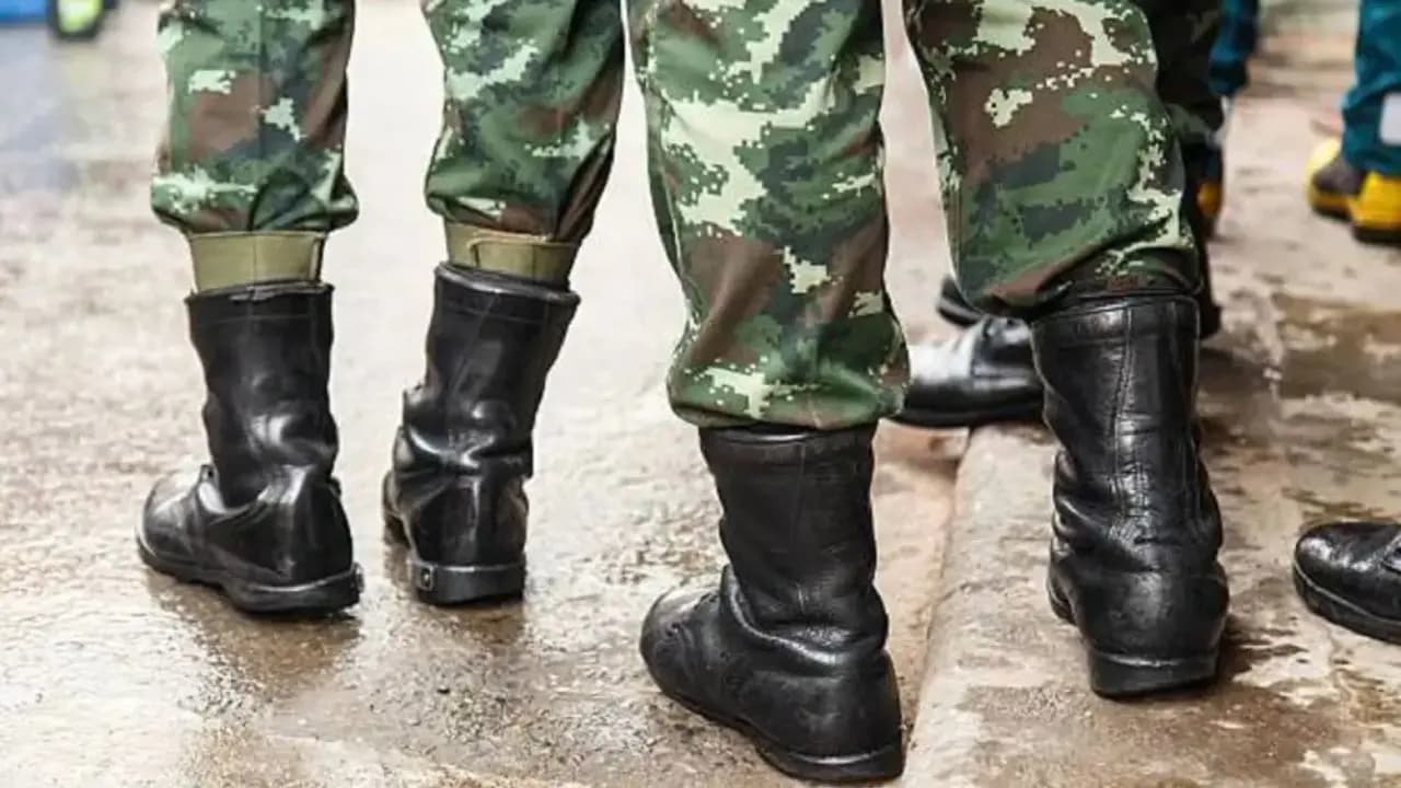 Botas de soldados del Ejército Nacional formados