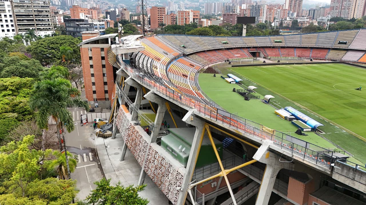 Vista aérea de la tribuna occidental del estadio Atanasio Girardot sin su cubierta