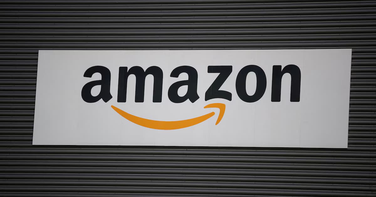 Letrero de Amazon sobre la fachada metálica de una de sus instalaciones