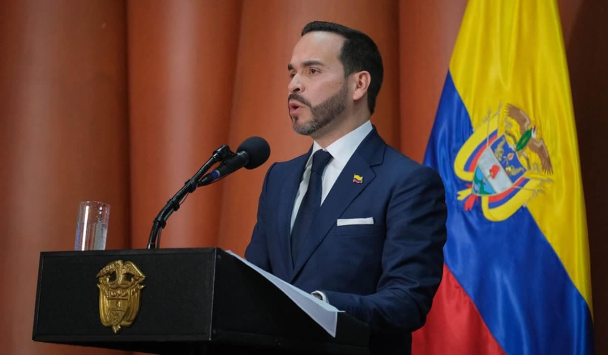 El presidente Abelardo de la Espriella habla en un atril con el escudo de Colombia y la bandera al fondo