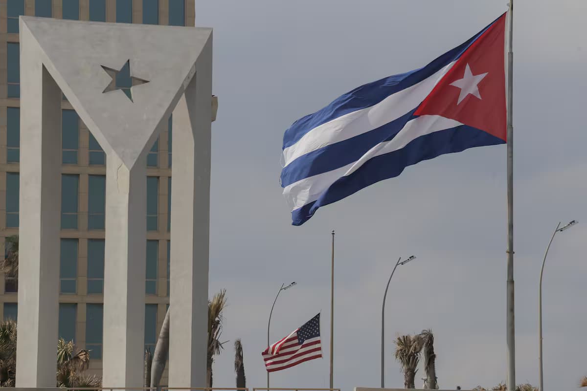 Bandera de Cuba ondea frente a la embajada de Estados Unidos en La Habana, donde se ve una bandera estadounidense