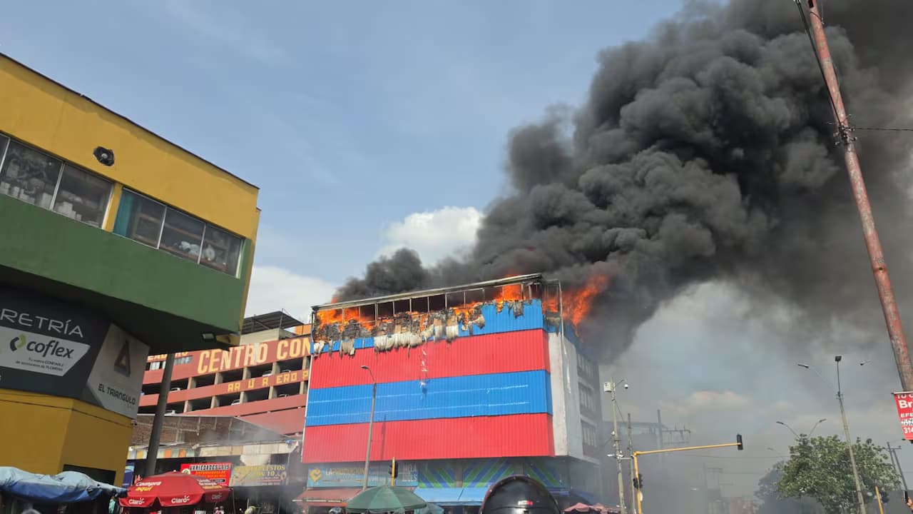 Columna de humo negro y llamas en la parte alta de un edificio comercial del centro de Cali