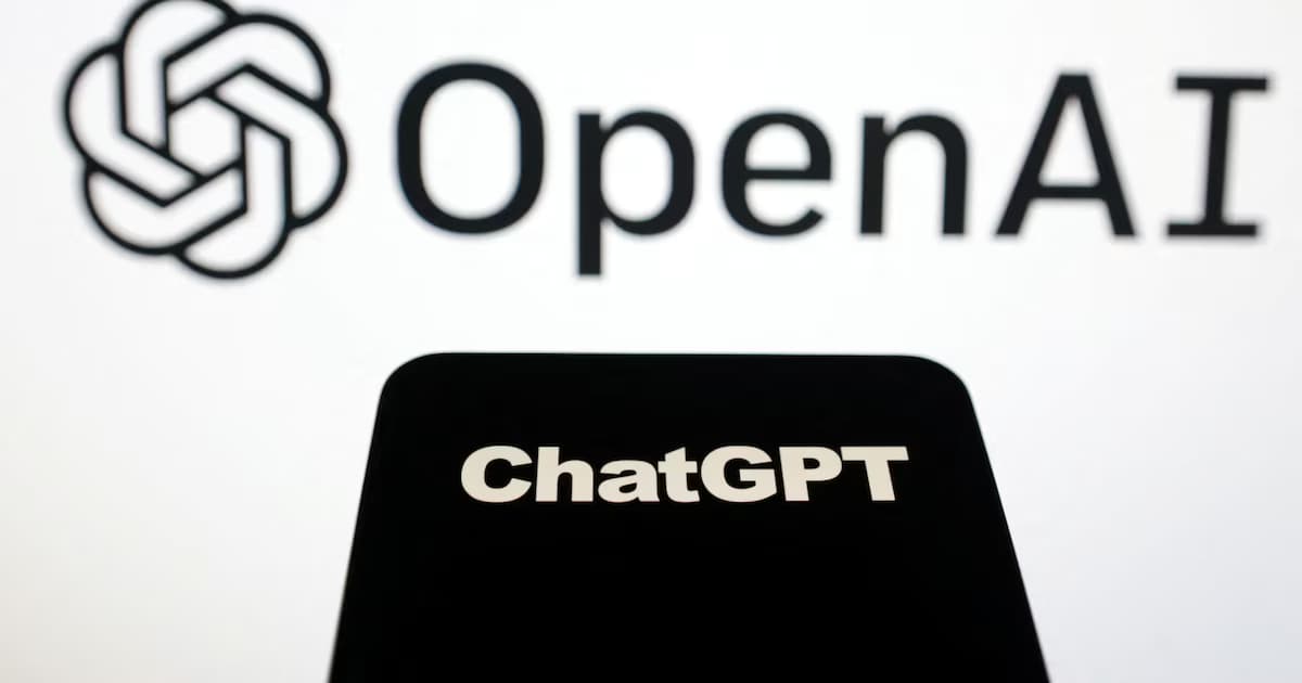 Logotipos de OpenAI y ChatGPT en una pantalla